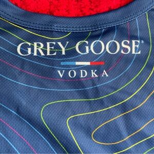 Blue and White Athletic Tank Top with Dynamic Design‎